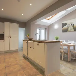  Holiday home Spacious 4 Bedroom House- Walking Distance To Centre & Great Backyard United Kingdom