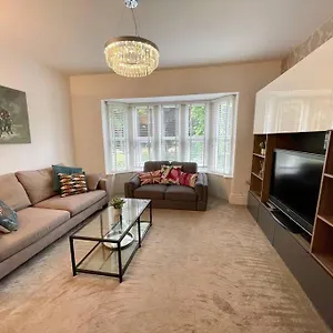  Apartment Modern 2 Bed Flat W Parking, Dog Friendly, United Kingdom