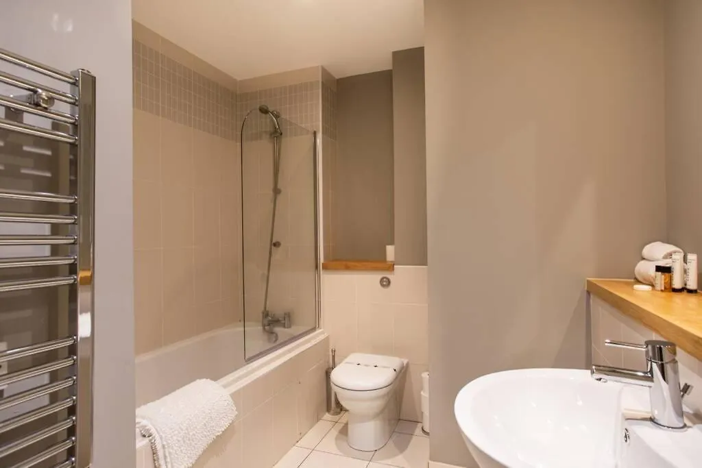 Titanic & City Views, Ultra Luxury City Parking Belfast Apartment