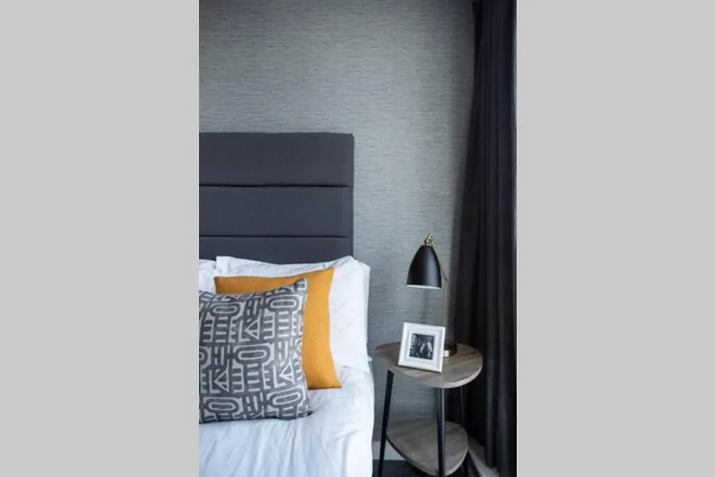 Titanic & City Views, Ultra Luxury City Parking Belfast Apartment